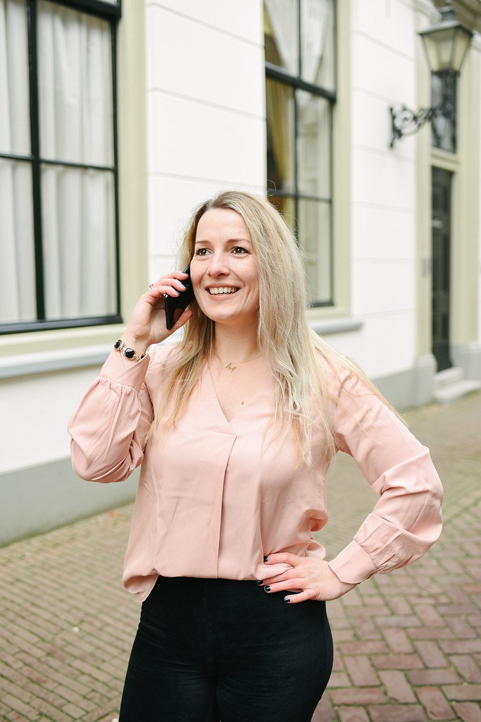 Zelfverzekerde onderneemster tijdens een personal branding shoot