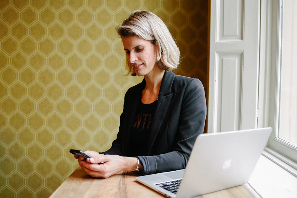 Onderneemster aan het werk tijdens een fotoshoot van Mirjam Broekhof