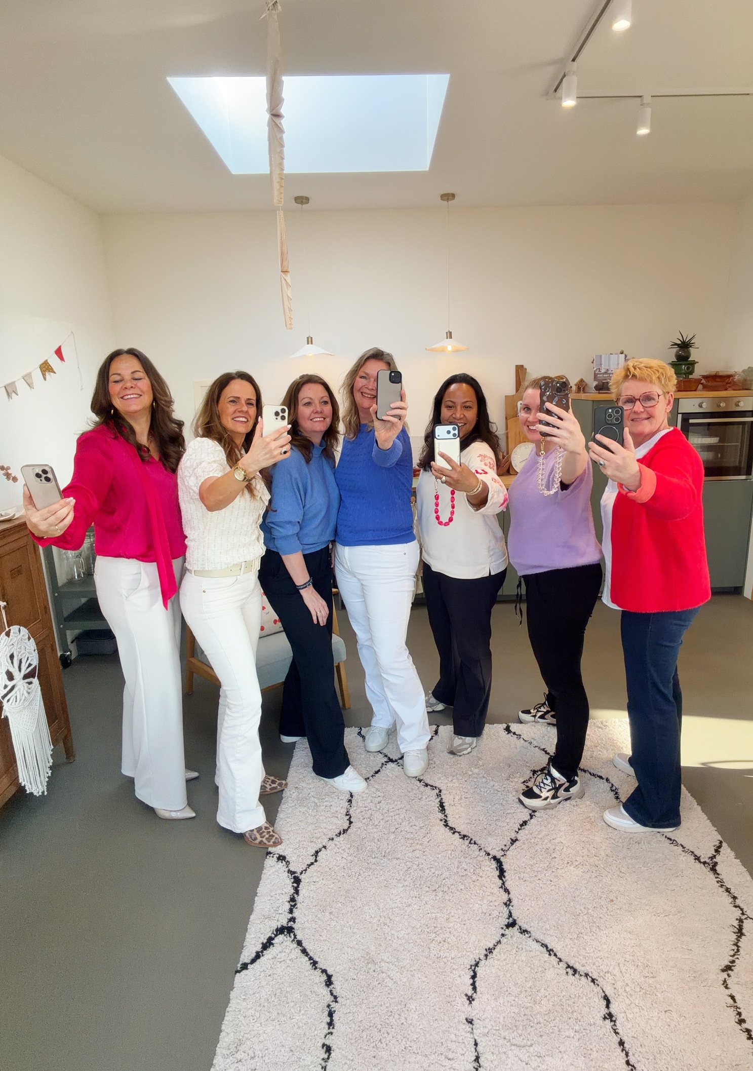 Ondernemers fotograferen met hun smartphone tijdens de workshop
