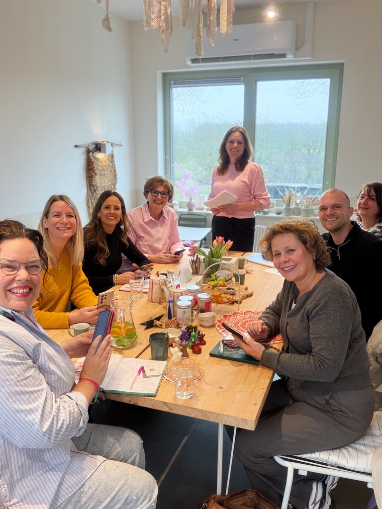 Kleine groep ondernemers tijdens de smartphonefotografie-workshop